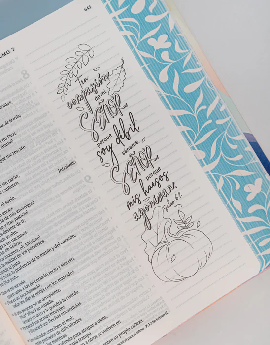 Biblia Inspira NTV con Filament, SentiPiel, Paraíso floral 3 Biblia Inspira NTV
