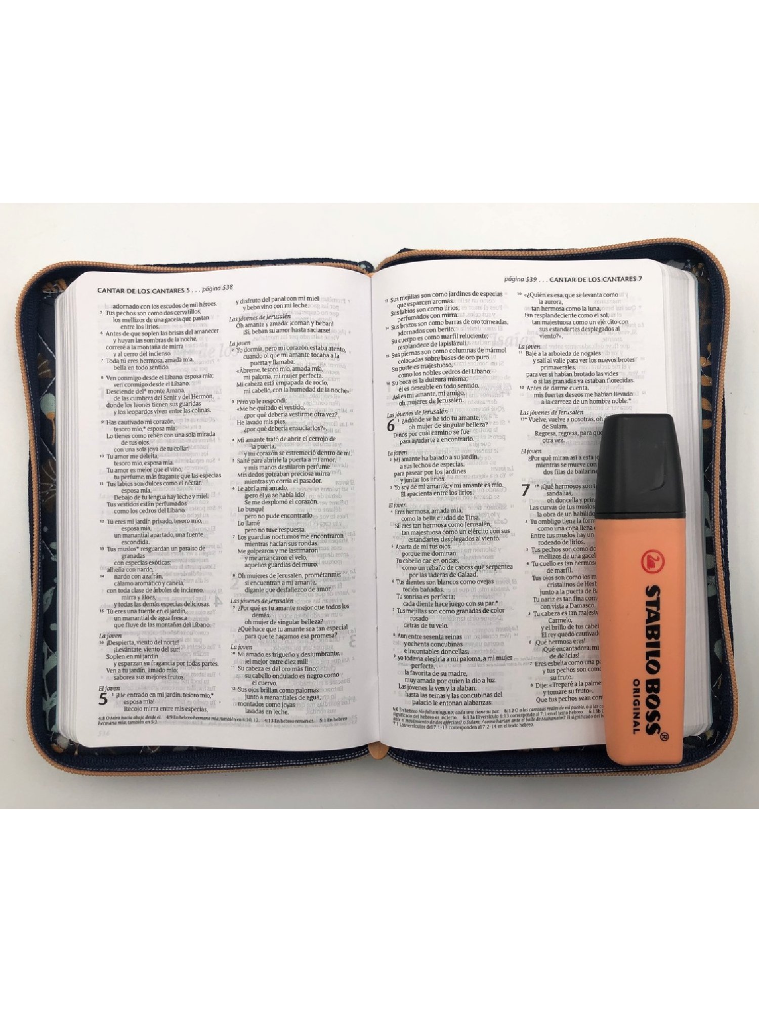 Biblia NTV Mujer Compacta Azul Oscuro 3 Biblia NTV Mujer Compacta Azul Oscuro - Image 3
