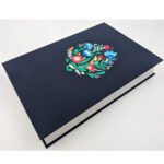 Biblia NVI Letra Super Gigante Azul Bordado Negra – imagen 2