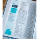 Biblia Telos NVI para Jóvenes – Gris, Edición 2022 – imagen 3