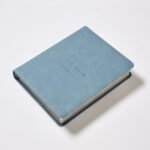Biblia Telos NVI para Jóvenes – Gris, Edición 2022 – imagen 4