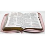 Custom RVR 1960 Biblia letra grande tamano manual, edicion limitada 2024, rosa simil piel con cierre – imagen 4