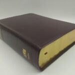 Biblia de Estudio Mundo Hispano RVC – Piel Color Vino – imagen 3