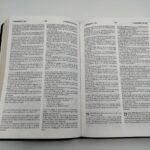 Biblia Bilingüe RVR60 CSB Negro – imagen 3