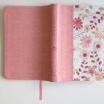 Biblia RVR 1960 Letra Grande Tamaño Manual – Piel Rosada con Flores – imagen 2