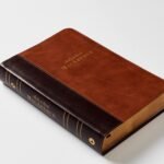Biblia de Estudio MacArthur NBLA – Símil Piel Café con Índice – imagen 2