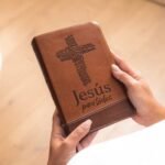Biblia Pormesas RVR60/Jesus Para Todos/Letra Grande/Manual/Piel/Cafe/Indice/Cier – imagen 4