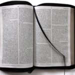Biblia RVR 1960 Letra Grande Imitación Piel Negra con Cierre – imagen 5