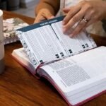 Biblia de la Mamá Ocupada Reina Valera 1960 Magenta – imagen 6