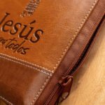Biblia de Promesas RVR 1960 Jesús para todos Letra Grande Café – imagen 2