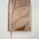 Biblia NTV Letra Grande Tamaño Personal Rosado Metálico Símil Piel con Índice