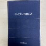 Biblia RVR 2020 Letra Grande Piel Azul oscuro
