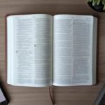 Biblia NTV Valor Prémium Letra Grande con Filament – Sentipiel Café – imagen 4