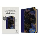 Biblia Manual NTV/ Imitacion Azul Flores/ Letra Grande/ Filament – imagen 2