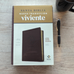 Biblia NTV Letra Súper Gigante Café Oscuro Símil Piel con Índice – imagen 4