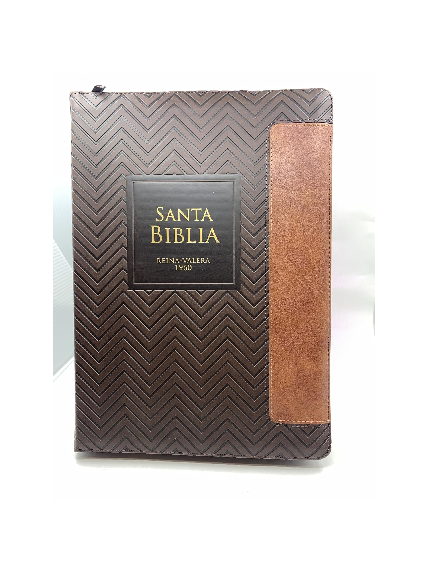 Biblia RVR 1960 Geométrico, Letra Súper Gigante Café Símil Piel con Índice y Cierre 1 Armonía de Diseño y Legibilidad: La Biblia RVR 1960 Geométrico Súper Gigante
