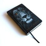 Biblia KJV Holy Bible León de Judá Negro – en inglés – imagen 3