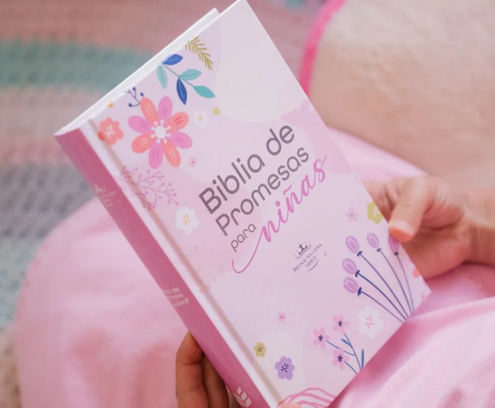 Niña leyendo la Biblia de Promesas para Niñas