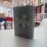 Devocional gris floral de pie en la librería, vista de tres cuartos – imagen 6