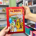 La Biblia Ilustrada sostenida en la mano para ver su tamaño – ISBN 9781414363073 – imagen 6