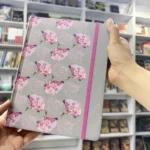 En la mano para ver su tamaño de la Biblia de apuntes RVR1960 gris con flores – ISBN 9781433650529 – imagen 7