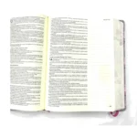 Interior con páginas abiertas de la Biblia de apuntes RVR1960 gris con flores – ISBN 9781433650529 – imagen 4
