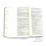 Interior, otra página de la Biblia de apuntes RVR1960 gris con flores – ISBN 9781433650529 – imagen 5