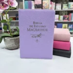 Junto a otros colores disponibles de la Biblia de Estudio MacArthur RVR1960 forrada, color lila – ISBN 9781602559394 – imagen 6
