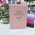 Junto a otros colores disponibles de la Biblia de Estudio MacArthur RVR1960 forrada, color rosada – ISBN 9781602559394 – imagen 7