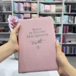 En la mano para ver su tamaño de la Biblia de Estudio MacArthur RVR1960 forrada, color rosada – ISBN 9781602559394 – imagen 8