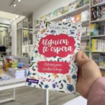 En la mano, para ver su tamaño de Alguien te espera de Keila Ochoa Harris, historias para escribir la tuya
