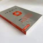Vista en ángulo con lomo y grosor de la Biblia para Grupos Pequeños NBV, Nueva Biblia Viva rústica