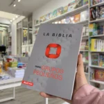 En la mano, para ver su tamaño de la Biblia para Grupos Pequeños NBV, Nueva Biblia Viva rústica