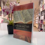 Libro A la mesa con Cristo de pie junto a una orquídea en la librería – imagen 6