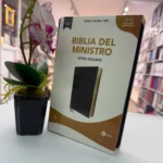 Biblia del Ministro Letra Gigante en su caja junto a una orquídea en la librería – imagen 2