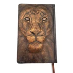 Contraportada de la Biblia León de Judá con la melena del león en relieve – imagen 2