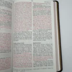 Biblia León de Judá abierta en San Juan 10 y 11 con letra roja – imagen 5