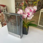 Biblia RVR1960 Letra Grande Espada en su empaque junto a una orquídea en la librería – imagen 6