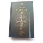 Portada de la Santa Biblia RVR1960 Letra Grande tapa dura con espada y elástico azul