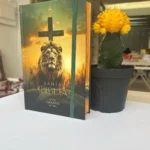Biblia RVR1960 Letra Grande León Victoria de pie junto a un cactus en la librería – imagen 6