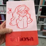 Biblia Valiosa rosada sostenida en la mano para apreciar su tamaño real – imagen 3