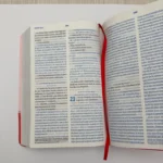 Páginas interiores de la Biblia Valiosa en Mateo 22 y 23 con cinta separadora roja – imagen 4