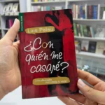 Libro ¿Con quién me casaré? sostenido en la mano para apreciar su tamaño – imagen 6
