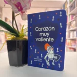 Corazón muy valiente de pie en la librería junto a una orquídea decorativa – imagen 7