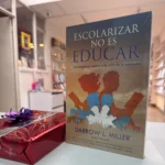 Libro Escolarizar no es educar de pie junto a un regalo en la librería – imagen 6