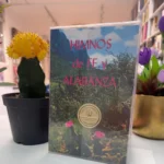 Himnario Himnos de Fe y Alabanza con forro plástico junto a un cactus – imagen 6