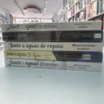 Pila de cinco libros Junto a aguas de reposo en la librería tubiblia – imagen 3