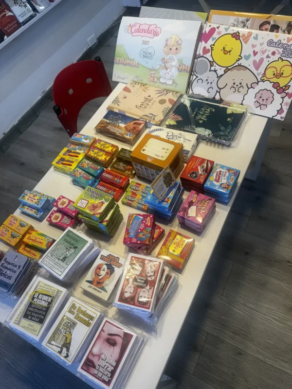 Librería cristiana en Bogotá: Biblias y libros en San Luis 6 Mesa con cajitas de promesas, calendarios y tarjetas cristianas en la librería Tu Biblia de Bogotá