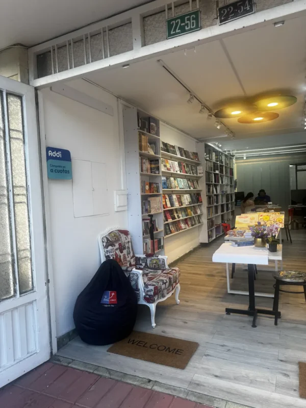 Librería cristiana en Bogotá: Biblias y libros en San Luis 2 Entrada de la librería cristiana Tu Biblia en Bogotá, con estanterías y mesa de exhibición