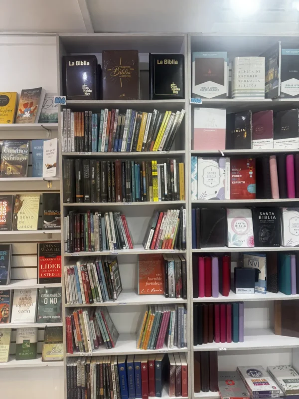 Librería cristiana en Bogotá: Biblias y libros en San Luis 4 Estantería de Biblias y libros cristianos en la librería Tu Biblia de Bogotá